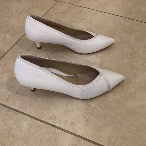 Vionic kitten heel Sylvie pump in white NWT - Picture 7 of 14